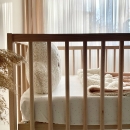 Pernuta decorativa pentru patut bebe Norisor alb-bej